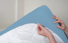 Eco-friendly waterproof and breathable crib sheet 70 x 140cm Blue - Koko-Kamel.com