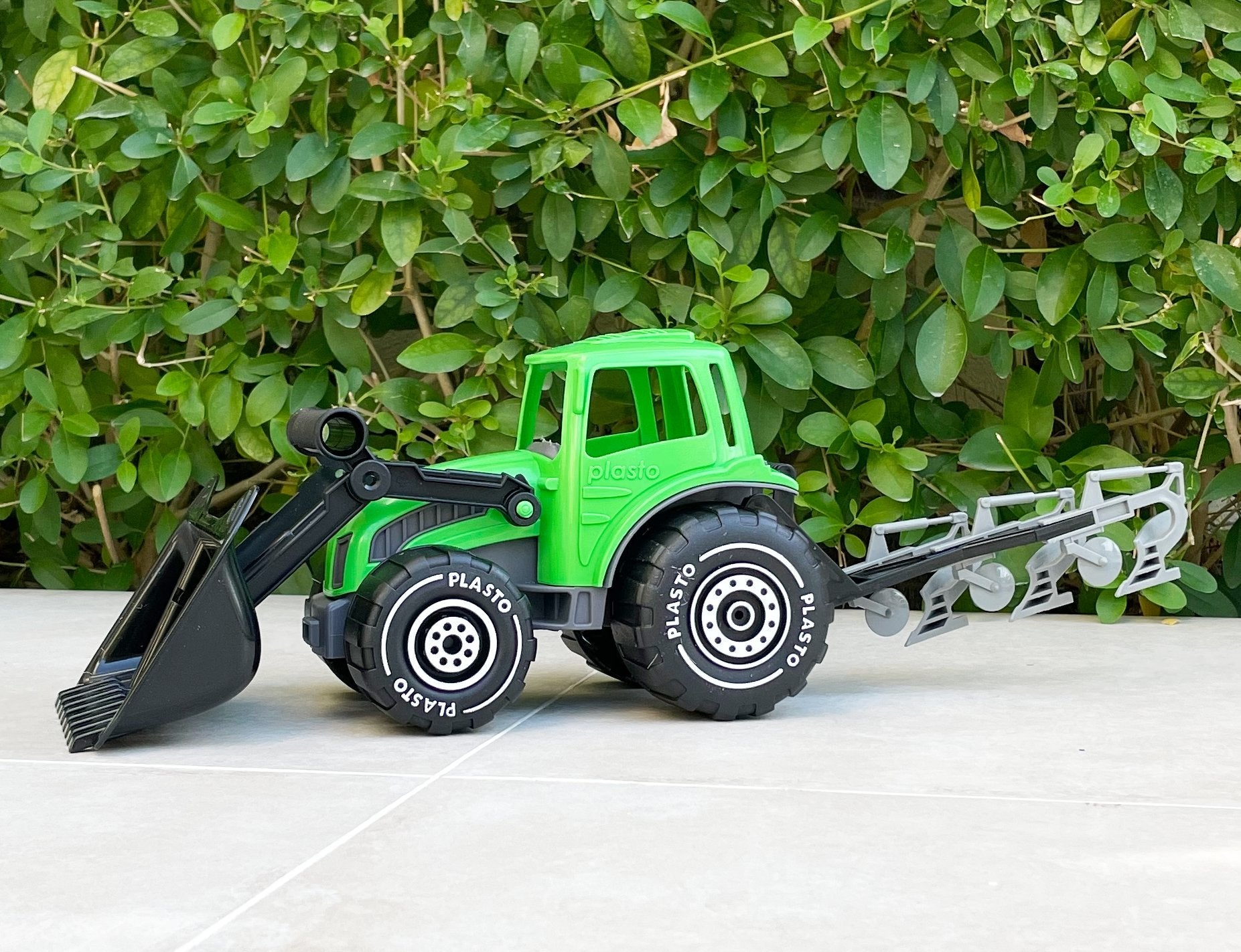 Tractor with frontloader and plough - Koko-Kamel.com